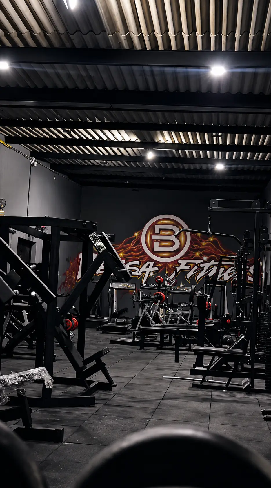 Sala de musculação da Bessa com mural personalizado