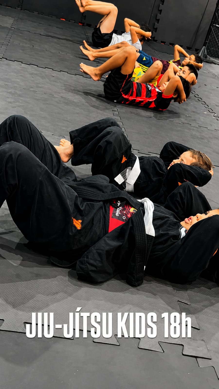 Turma de jiu-jítsu kids treinando de kimono no tatame da Bessa